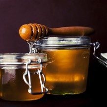 honey in glass jar to help rosacea